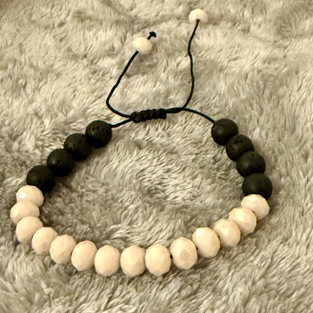 Elegant Blue and White Beaded Bracelet - Picture 5 of 8